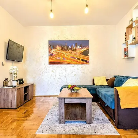 Spacious & Attractive 600m-7minuta Hoda Od Centra, Mogucnost Za Parking-apartmani-nsmilos * Novi Sad